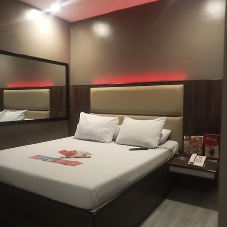 Hotel Sogo Pasay Wood Street Buitenkant foto