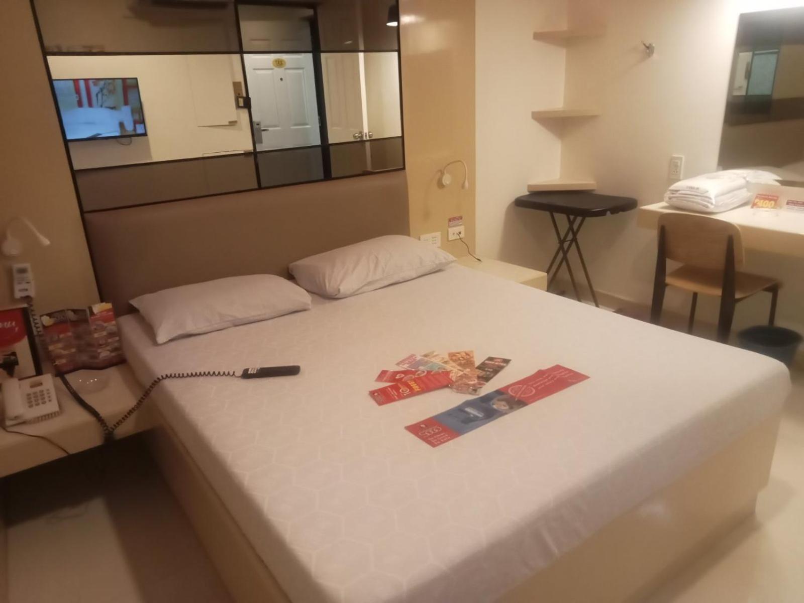 Hotel Sogo Pasay Wood Street Buitenkant foto
