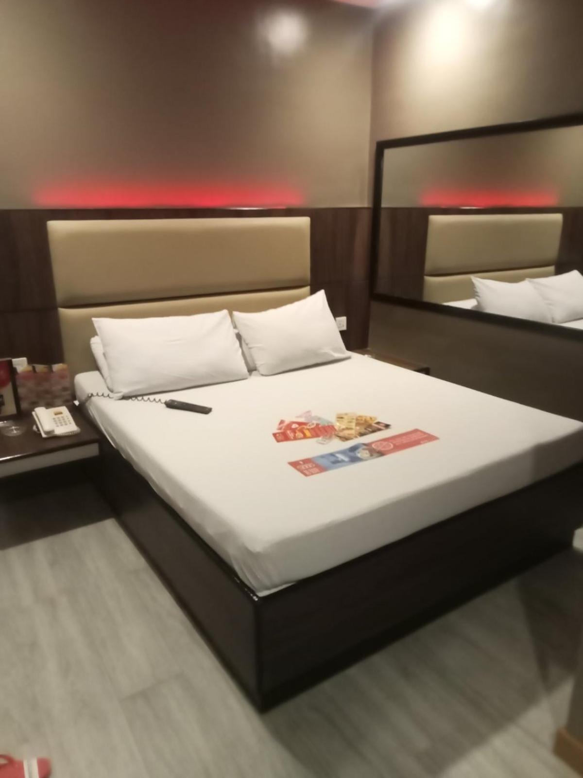 Hotel Sogo Pasay Wood Street Buitenkant foto
