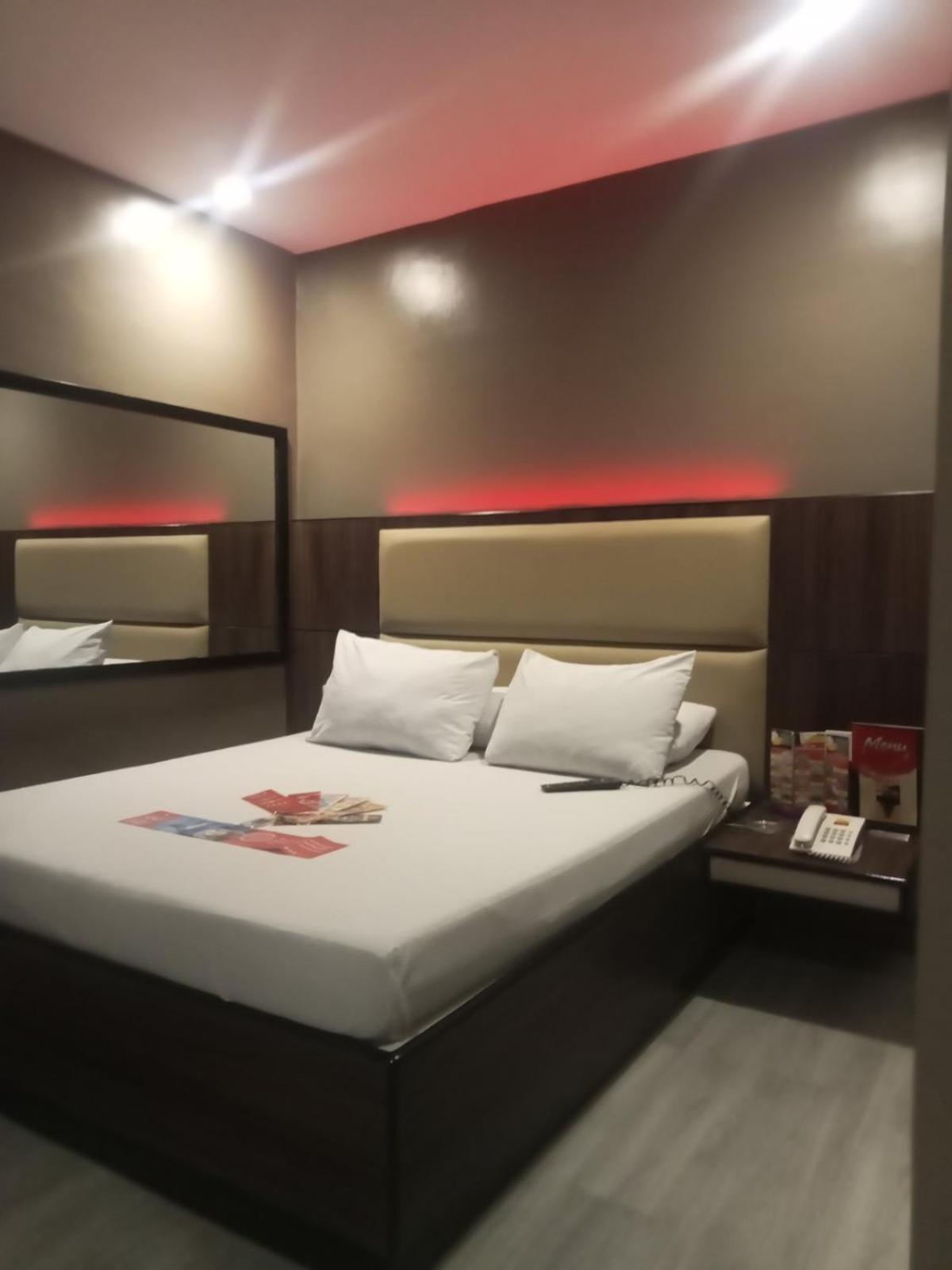 Hotel Sogo Pasay Wood Street Buitenkant foto