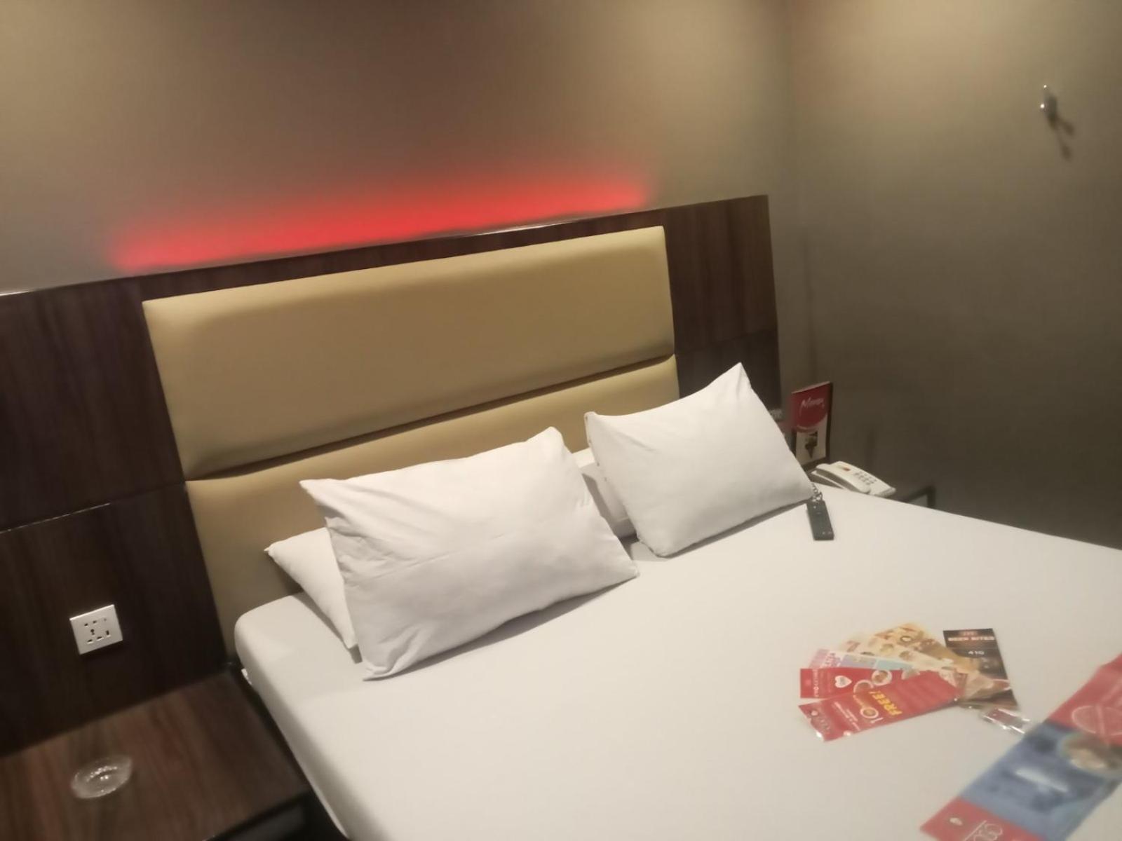 Hotel Sogo Pasay Wood Street Buitenkant foto