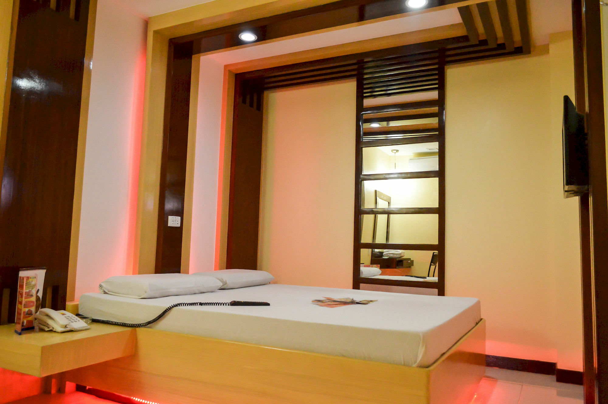 Hotel Sogo Pasay Wood Street Buitenkant foto
