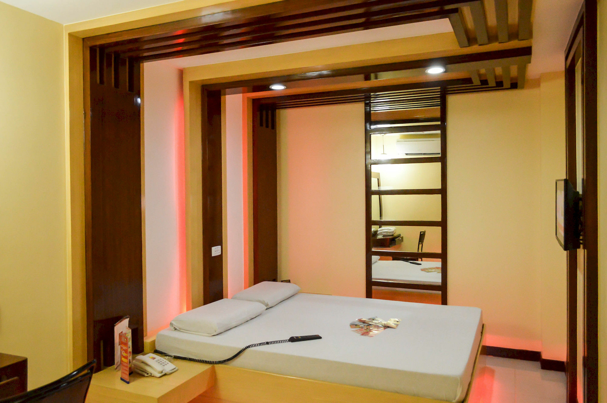 Hotel Sogo Pasay Wood Street Buitenkant foto