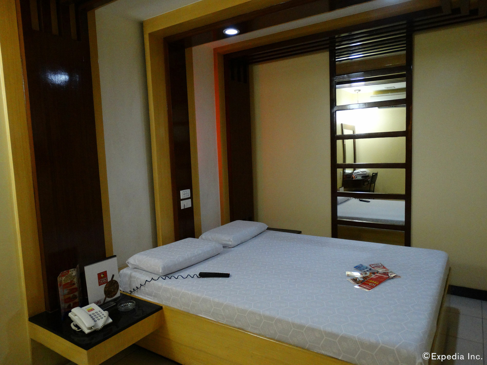 Hotel Sogo Pasay Wood Street Buitenkant foto