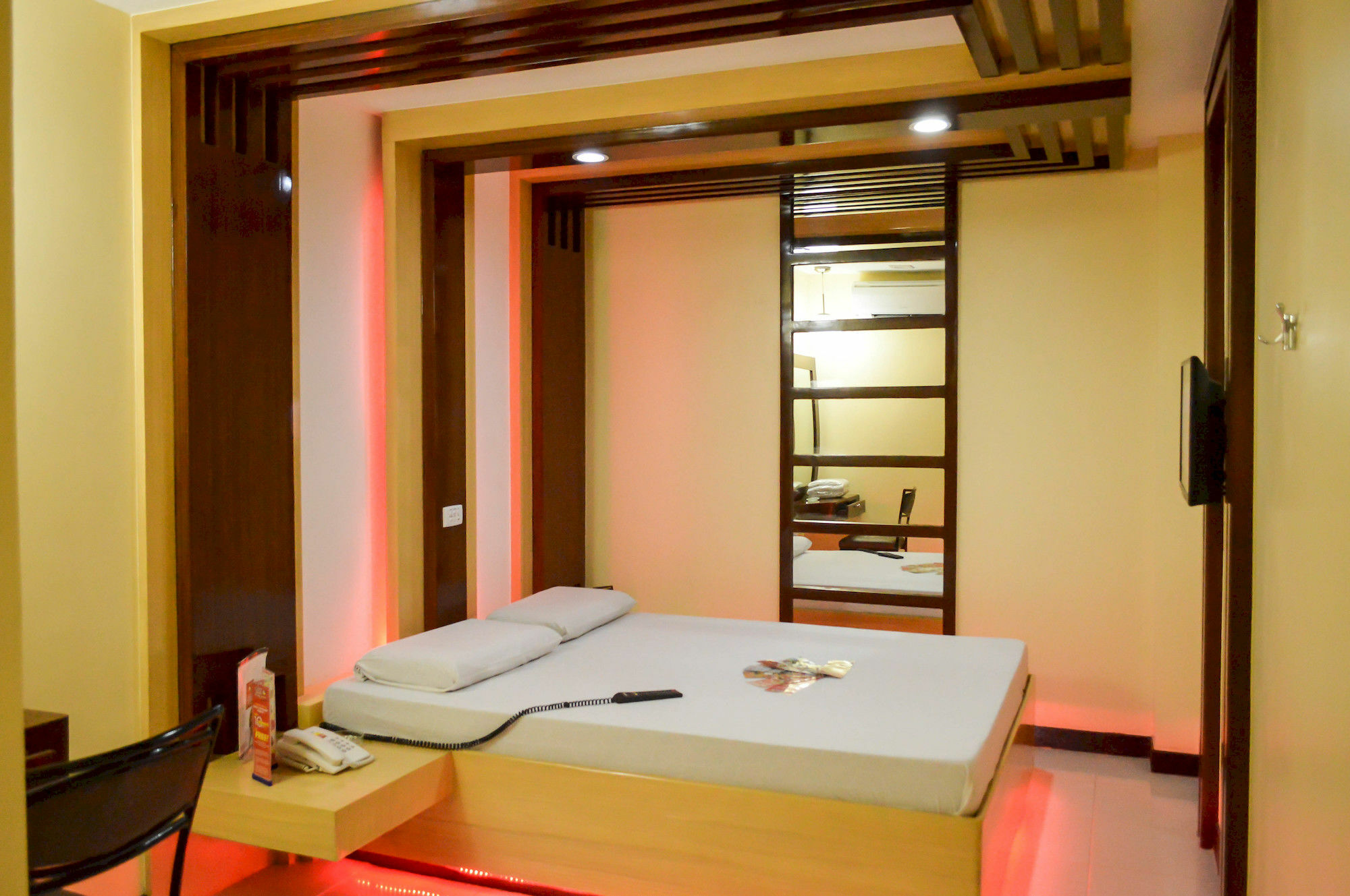 Hotel Sogo Pasay Wood Street Buitenkant foto